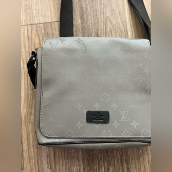 Louis Vuitton Crossbody handbag Gray Color - Picture 2 of 10